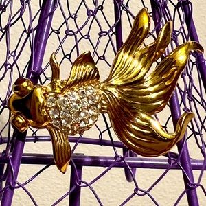 Gold tone goldfish brooch pin